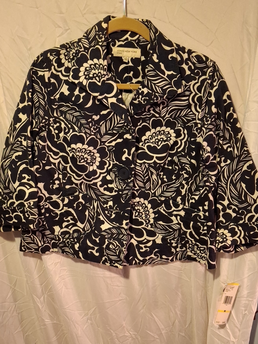NWT Womens Size Medium Jones New York Sport Black and White Floral Crop Blazer